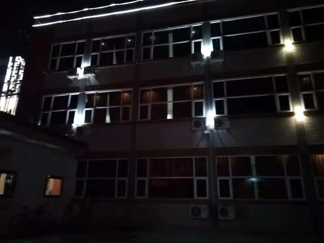 Hotel Shwe Ni Янгон