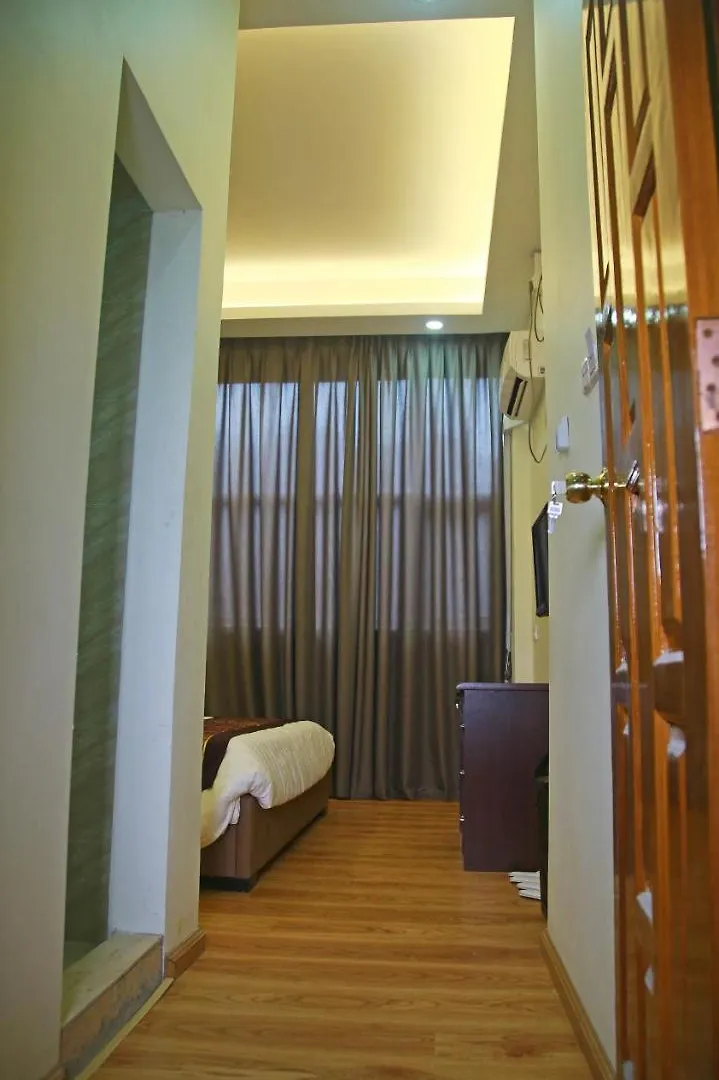 Hotel Shwe Ni Янгон 3*,